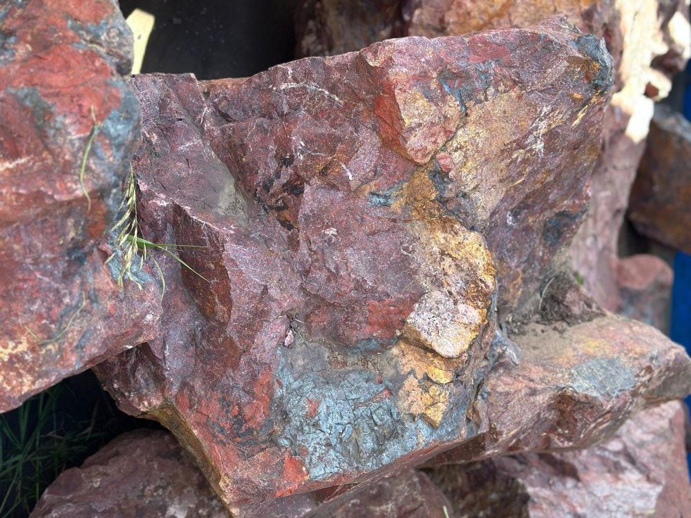 Камни для ландшафтного дизайна красно-фиолетовые 10-60 килограмм купить в Дрезне