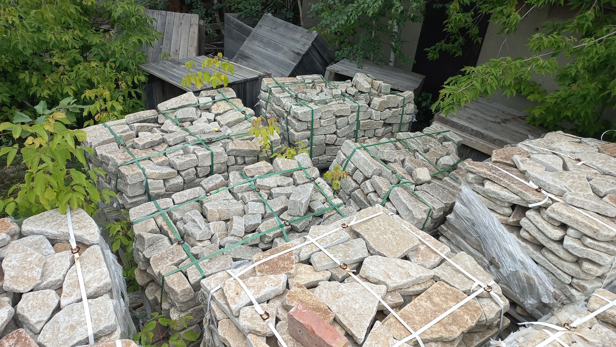 Плитняк галтованный гранитный для ландшафтного дизайна купить в Дрезне