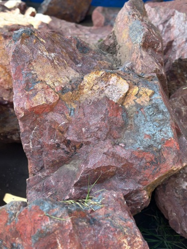 Камни для ландшафтного дизайна красно-фиолетовые 10-60 килограмм купить в Дрезне