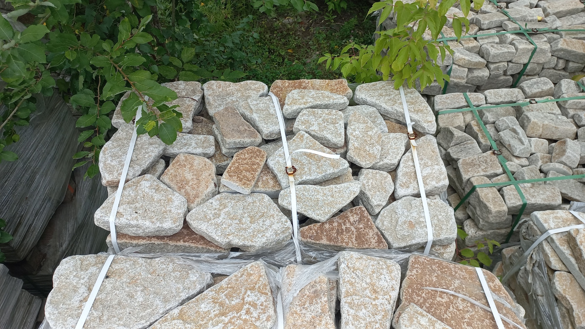 Гранитный плитняк галтованный для мощения купить в Дрезне