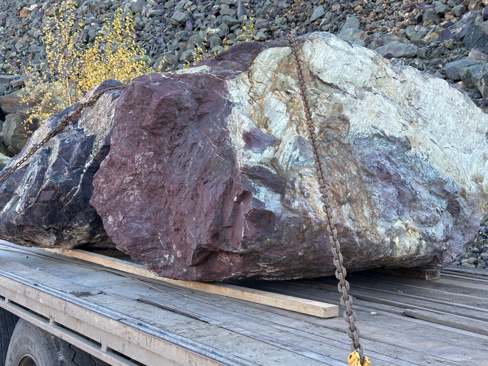 Огромные красно-фиолетовые валуны для ландшафтного дизайна весом более 5 тонн купить в Дрезне