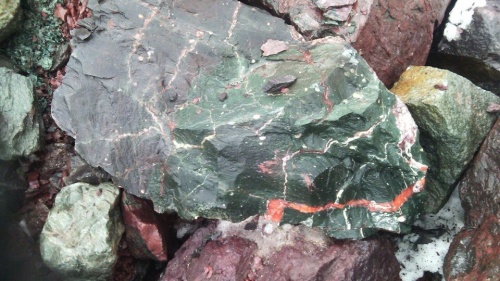 Гигантские зелёные валуны для ландшафтного дизайна весом более 5 тонн купить в Дрезне