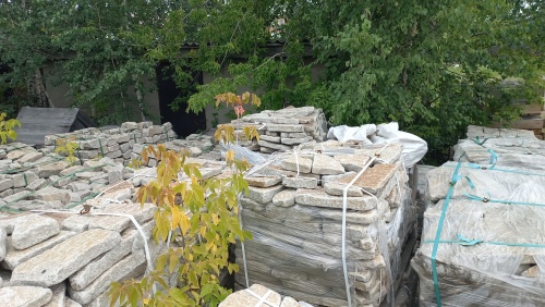 Плитняк галтованный гранитный для ландшафтного дизайна купить в Дрезне