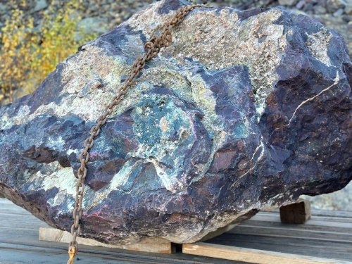 Огромные красно-фиолетовые валуны для ландшафтного дизайна весом более 5 тонн купить в Дрезне