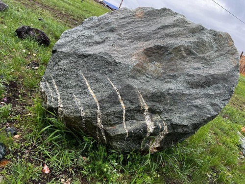 Гигантские зелёные валуны для ландшафтного дизайна весом более 5 тонн купить в Дрезне