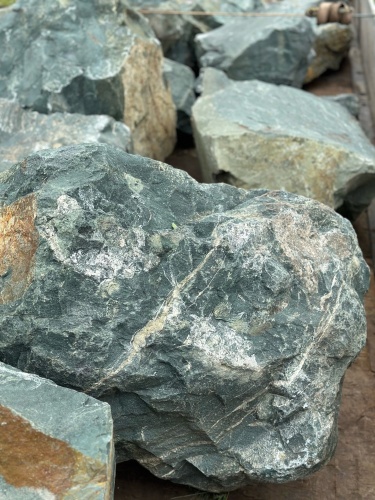 Камни для ландшафтного дизайна зелёные 10-60 килограмм купить в Дрезне