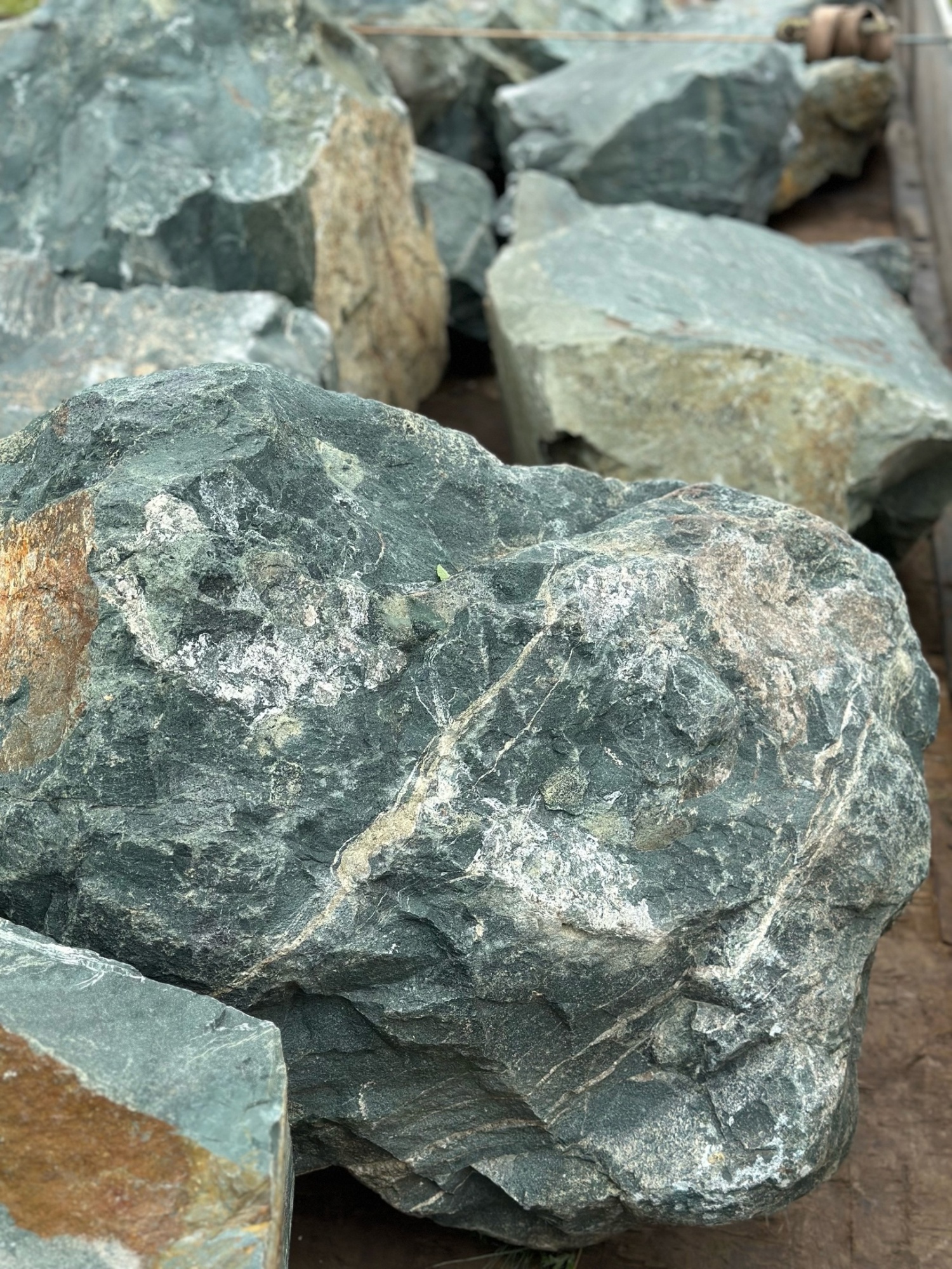 Камни для ландшафтного дизайна зелёные 10-60 килограмм купить в Дрезне