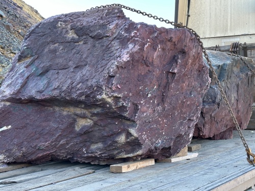 Огромные красно-фиолетовые валуны для ландшафтного дизайна весом более 5 тонн купить в Дрезне
