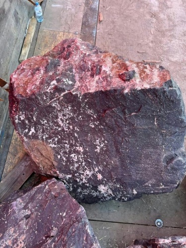 Камни для ландшафтного дизайна красно-фиолетовые 10-60 килограмм купить в Дрезне