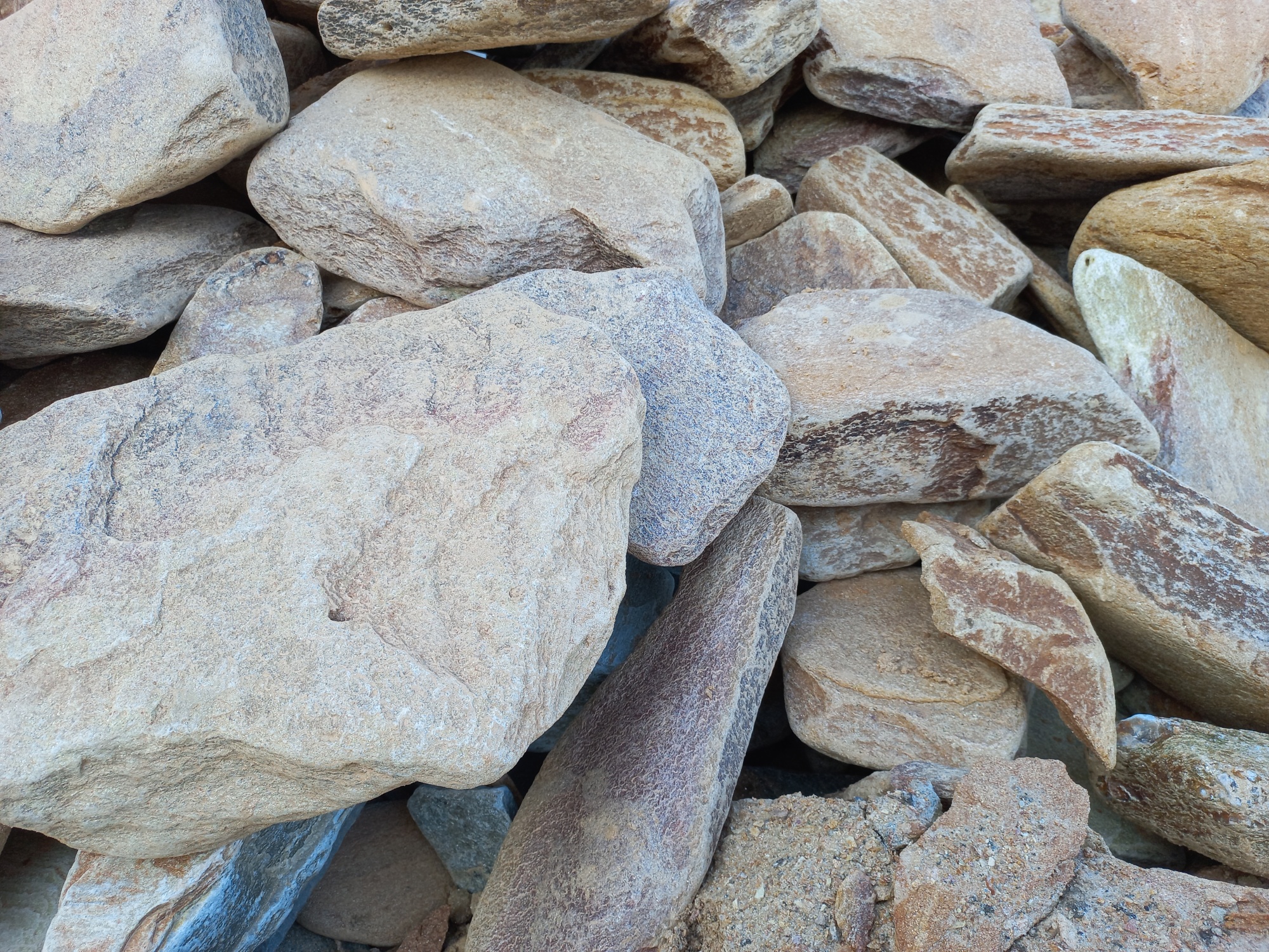 Златолит жёлтый, жёлто-зелёный глыбки и валуны для ланшафтного дизайна купить в Дрезне