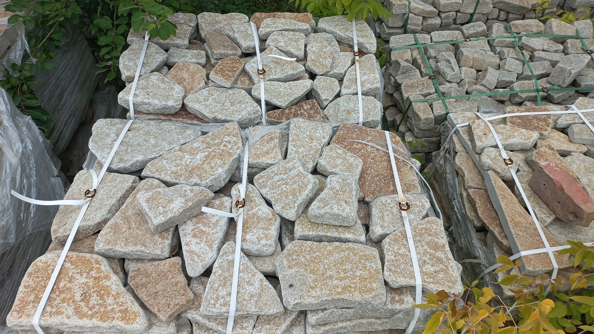 Гранитный плитняк галтованный для мощения купить в Дрезне