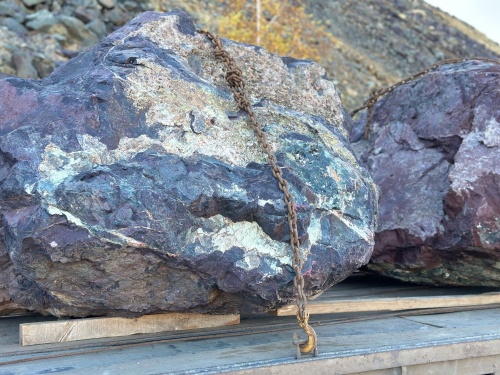 Огромные красно-фиолетовые валуны для ландшафтного дизайна весом более 5 тонн купить в Дрезне