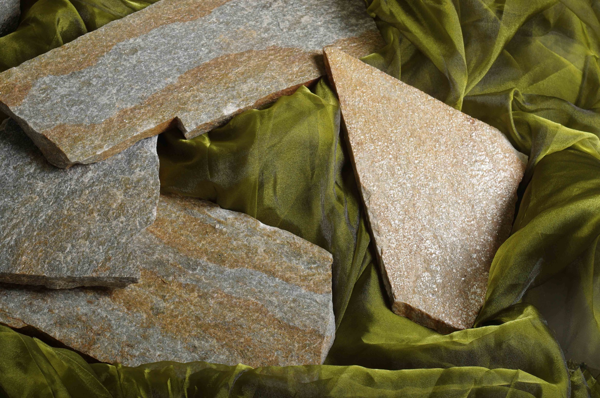 Плитняк златолит Уральский для цоколя, отмостки купить в Дрезне