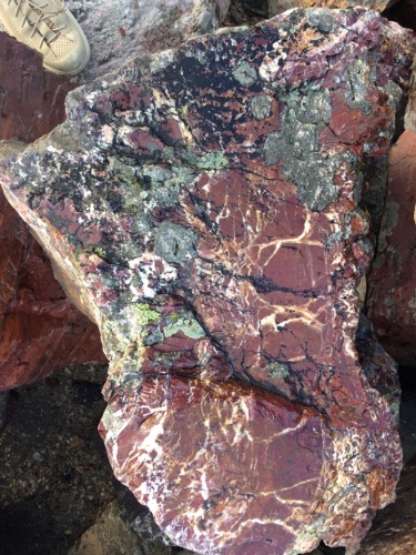 Камни для ландшафтного дизайна красно-фиолетовые 10-60 килограмм купить в Дрезне